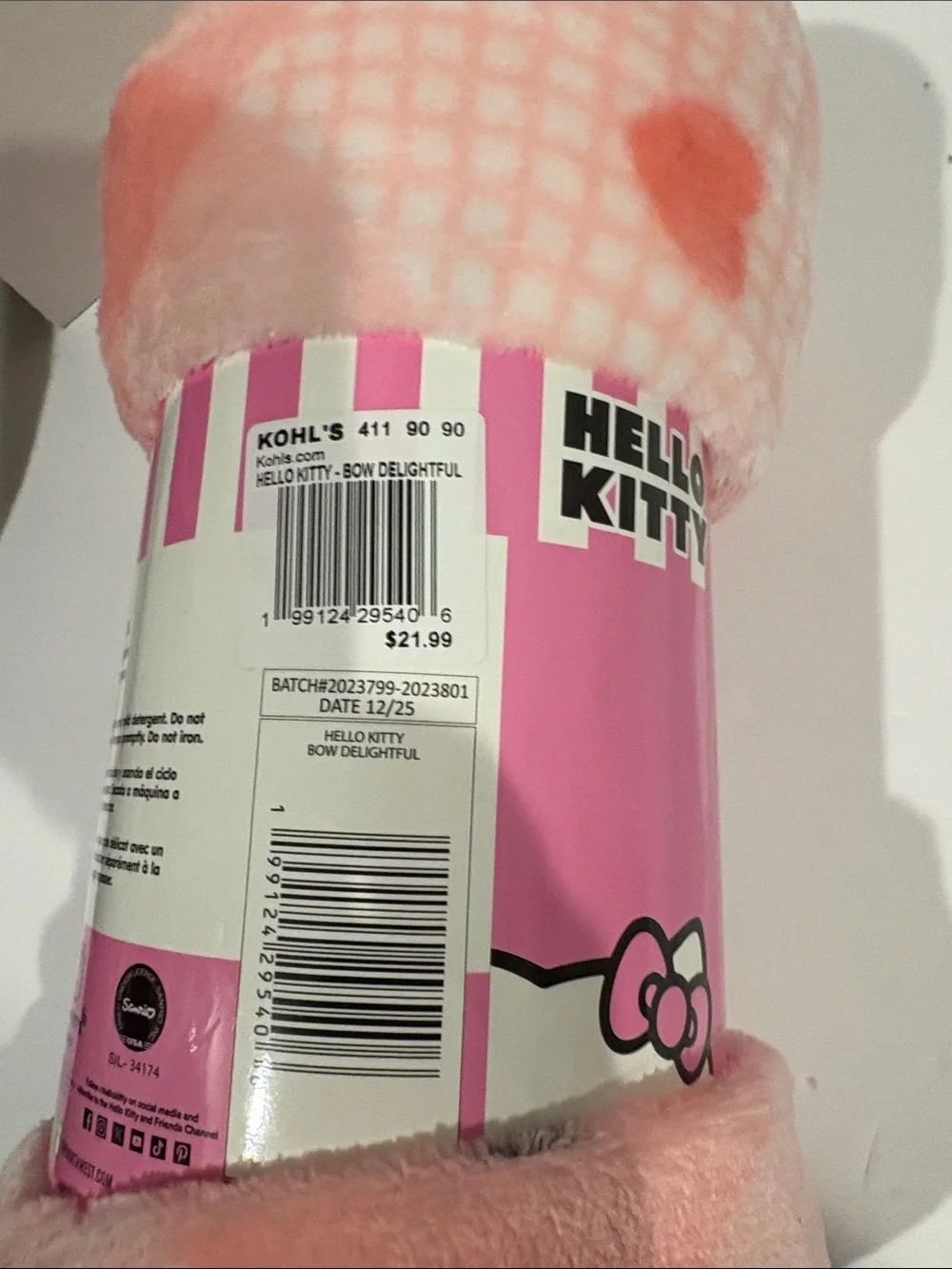 Hello Kitty Pink Plush Throw Blanket with Bow Accent brand new